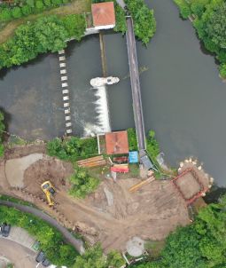 Drohnenaufnahe zum Bauprojekt Raugerinnebeckenpass am Stadtwehr Erding
