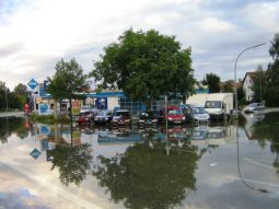 Hochwassersituation 2005 an der Tankstelle in der Schwabenau-Siedlung