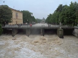 Die Isar in München bei Hochwasser