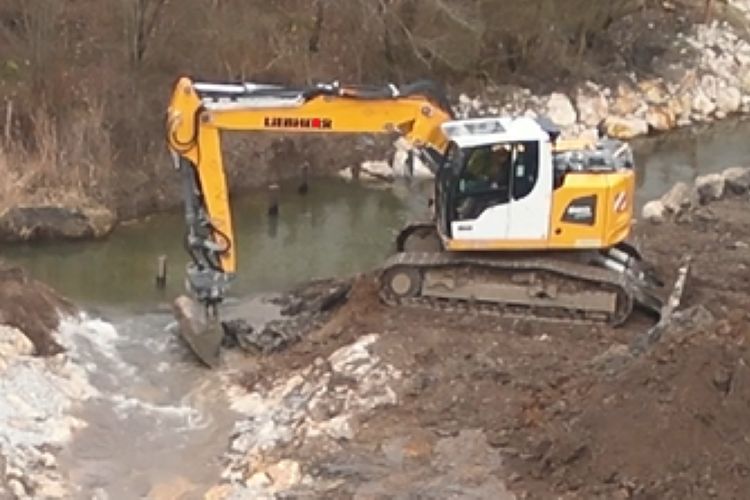 <strong>Das neue Gerinne der Glonn bei Egenhofen vor der Anbindung.</strong> Mit Hilfe eines Baggers ist die Glonn schnell an das neue Gerinne angebunden. Drohnenaufnahme vom 12.03.2025