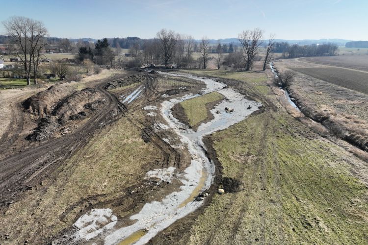Sohlsubstrat im neuen Glonngerinne. Drohnenaufnahme vom 05.03.2025 Sohlsubstrat im neuen Glonngerinne. Drohnenaufnahme vom 05.03.2025