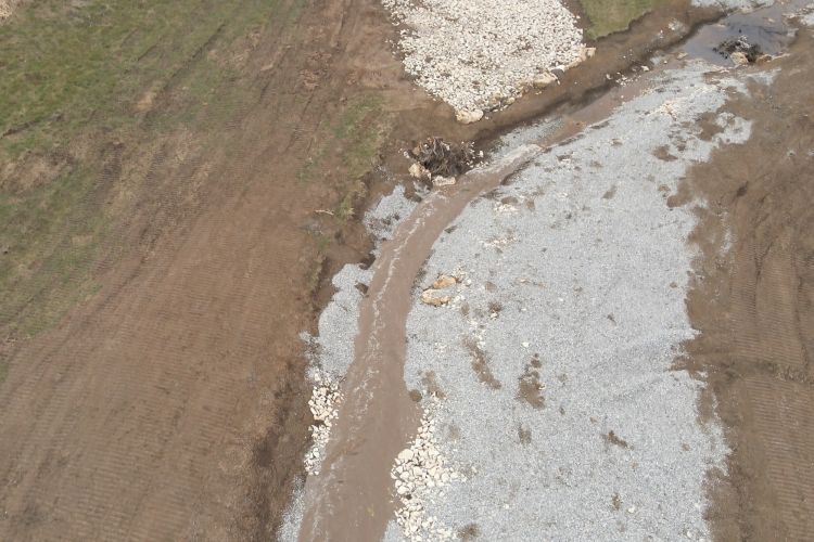 Kurz nach der Anbindung sucht sich das Glonnwasser den Weg im neuen Gerinne. Drohnenaufnahme vom 12.03.2025 Kurz nach der Anbindung sucht sich das Glonnwasser den Weg im neuen Gerinne. Drohnenaufnahme vom 12.03.2025