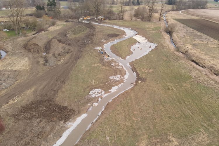 Die Glonn fliesst im neuen Gerinne. Drohnenaufnahme vom 12.03.2025