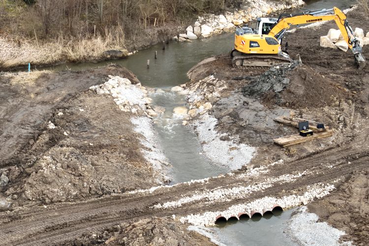 Schnell ist das Wasser der Glonn im neuen Gerinne wieder klar. Drohnenaufnahme vom 12.03.2025
