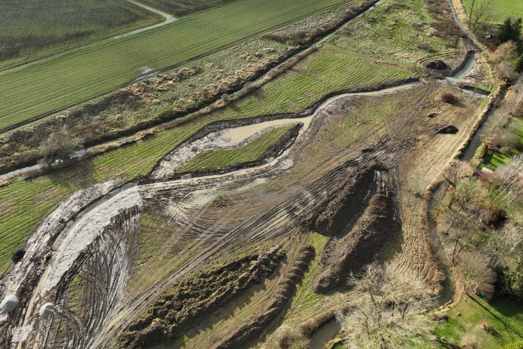 Im zukünftigen Flussbett wird Sohlsubstrat eingebracht. Drohnenaufnahme vom 03.12.2024 Baustellenüberblick Dezember 2024
