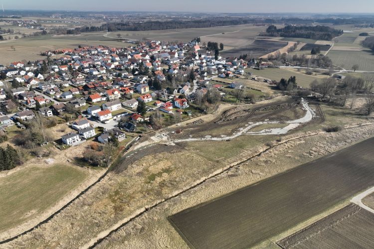 Das fertiggestellte neue Gerinne der Glonn vor der Anbindung aus der Vogelperspektive. Drohnenaufnahme vom 05.03.2025 Übersicht Projektgebiet. Drohnenaufnahme vom 05.03.2025