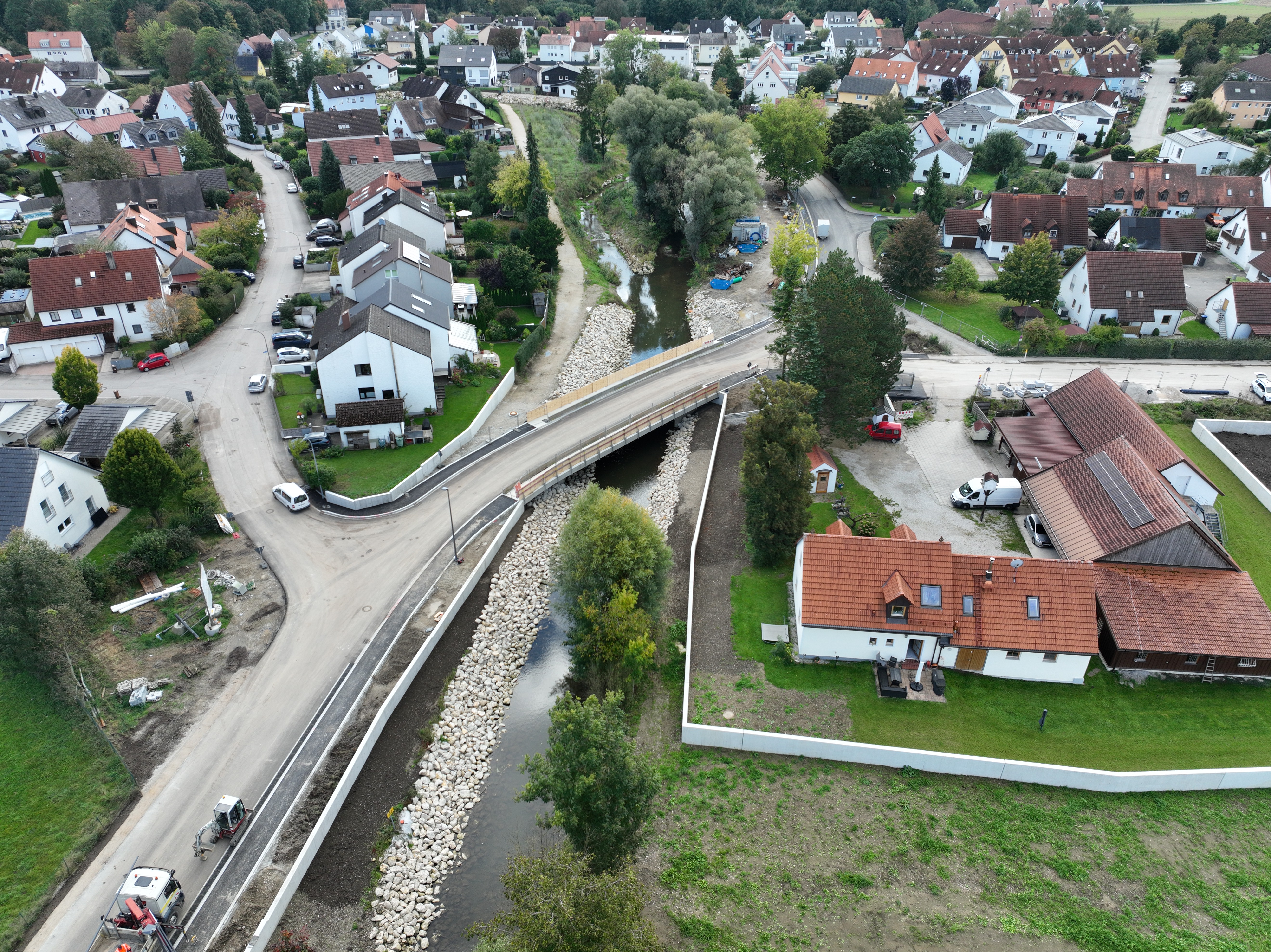 Die neue Brücke über den Bulachgraben ist fast fertiggestellt. Drohnenaufnahme vom 01.10.2025