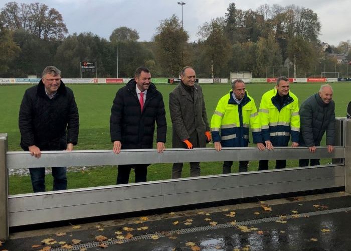 Der Dammbalkenverschluss wird eingesetzt. Von links nach rechts: Landrat Stefan Löwl, Bürgermeister Robert Axtner, Landtagsabgeordneter Bernhard Seidenath, Staatsminister Thorsten Glauber, Behördenleiter WWA Stefan Homilius, Landtagsabgeordneter Johann Groß