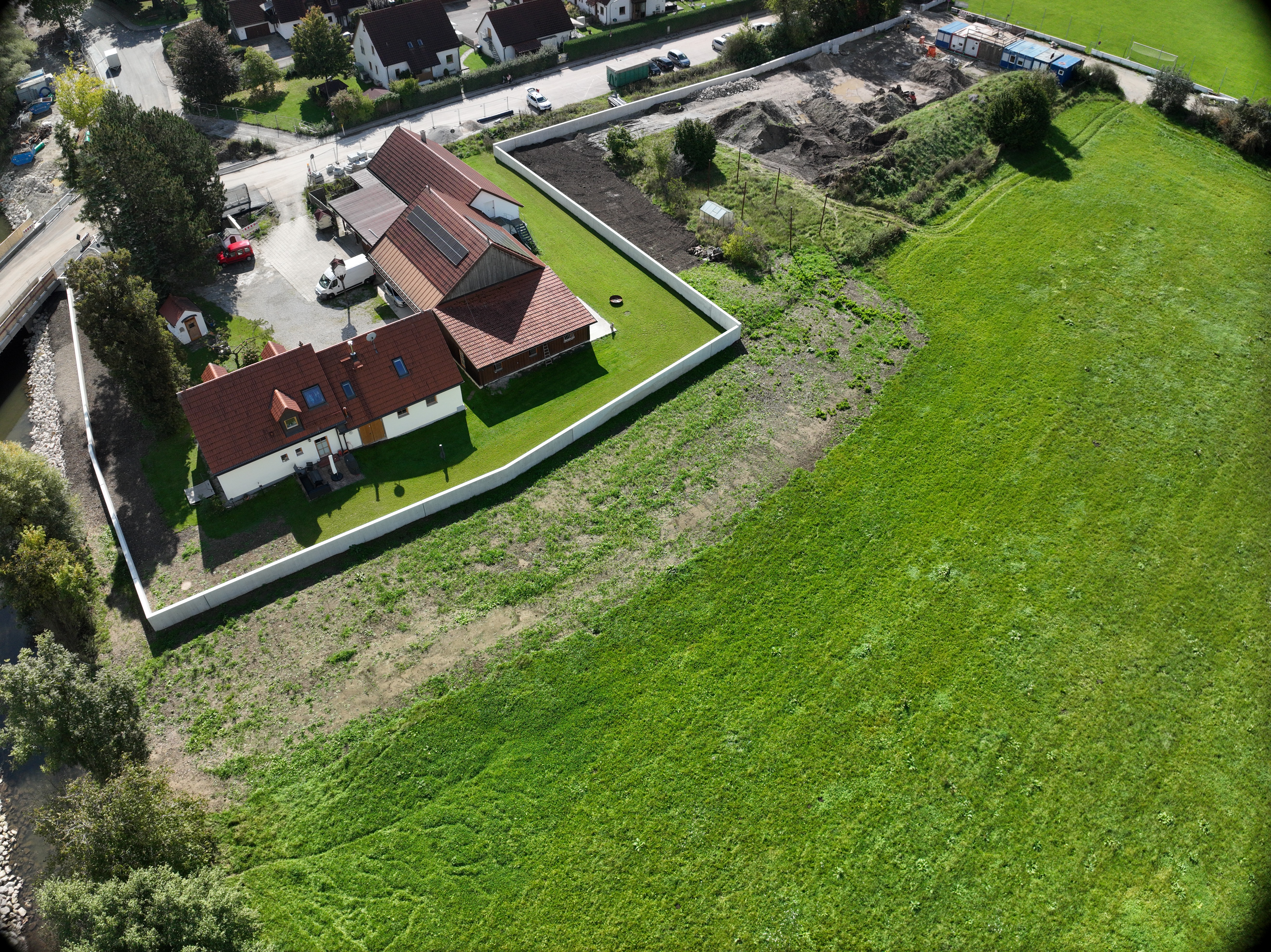 Die Hochwasserschutzmauern sind fertiggestellt, Drohnenaufnahme vom 01.10.2025