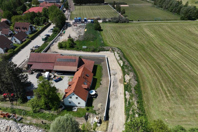 Die Hochwasserschutzmauern sind fast fertiggestellt, Drohnenaufnahme vom 14.05.2025