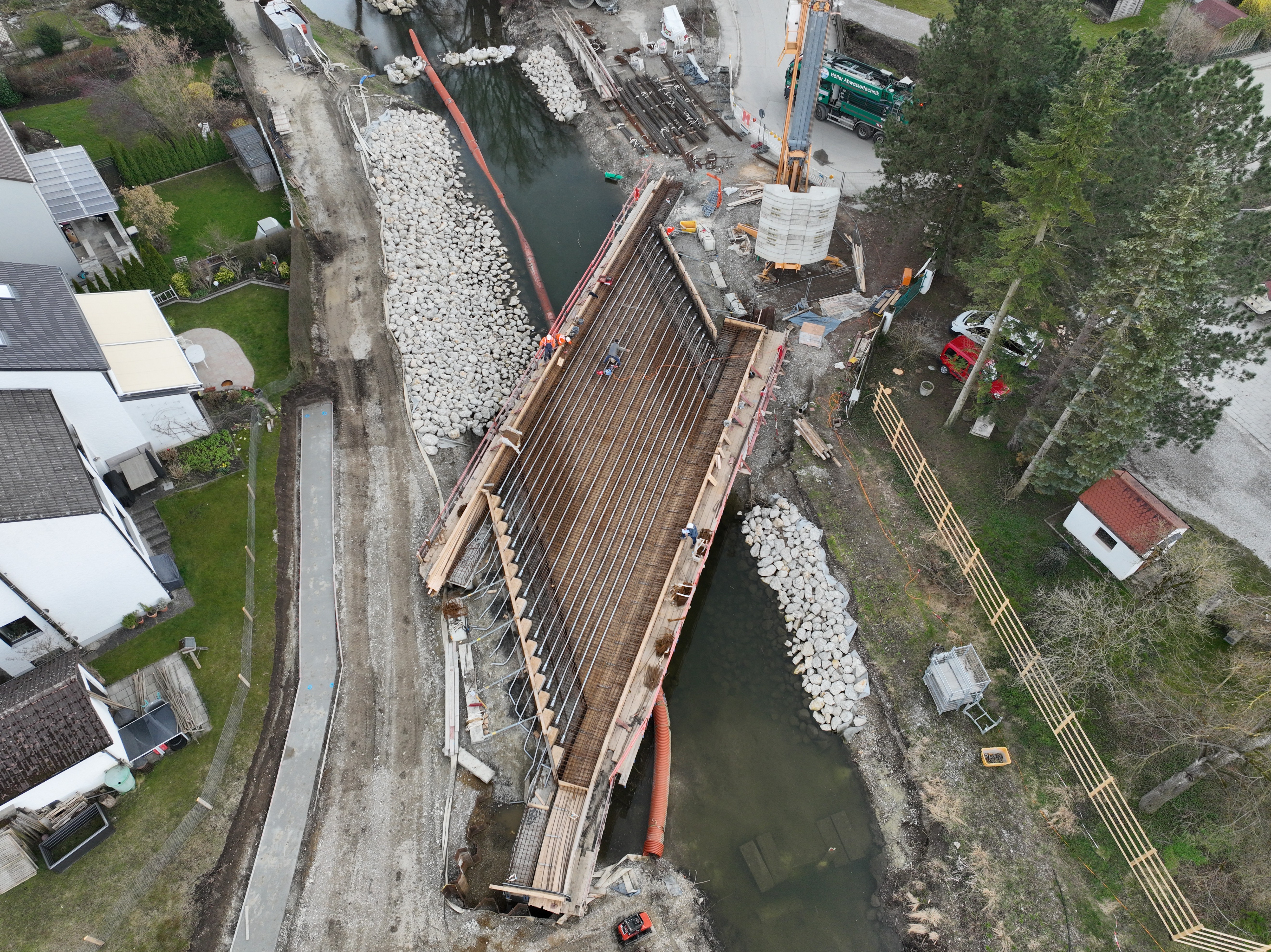Auf der neuen Brücke über den Bulachgraben sind die Spannbetonhülsen eingebracht. Drohnenaufnahme vom 25.03.2025