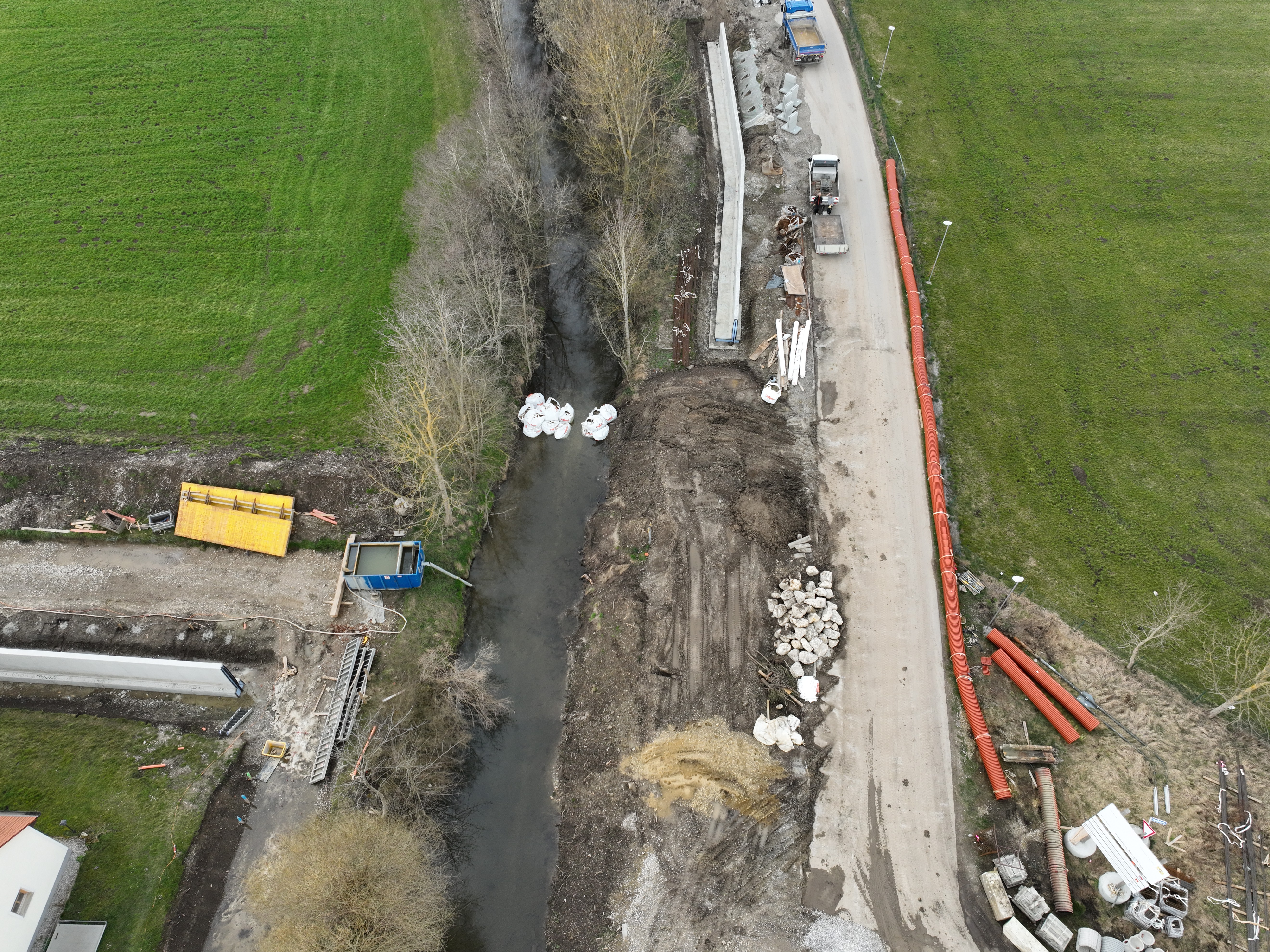 Ein weiteres Teilstück der Hochwasserschutzmauern ist fertiggestellt. Drohnenaufnahme vom 25.03.2025