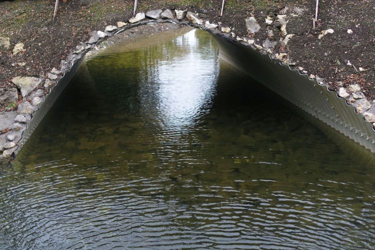 Amperkanal und Flutmulde sind über einen Wellblechdurchlass verbunden. Drohnenaufnahme vom 17.10.2023 Amperkanal und Flutmulde sind über einen Wellblechdurchlass verbunden. Drohnenaufnahme vom 17.10.2023