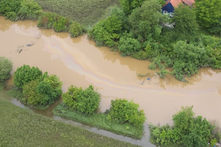 Ölschlieren auf der Glonn